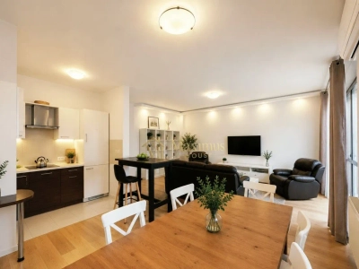 Czteropokojowy apartament na Mokotowie z balkonem, parkingiem i klimatyzacją - miniatura 1