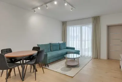 Nowoczesny 2-pokojowy apartament w Pieckach-Migowie z balkonem i garażem - miniatura 1