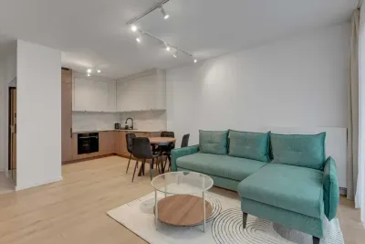 Nowoczesny 2-pokojowy apartament w Pieckach-Migowie z balkonem i garażem - miniatura 3