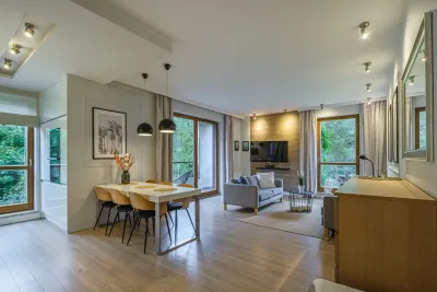 Apartament 4-pokojowy na wynajem | Gdańsk Brzeźno, 500 m od plaży, widok na las - miniatura 2