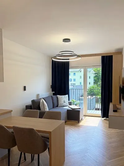 Dwupokojowy apartament w Gdyni z balkonem, parkingiem i siłownią - miniatura 1