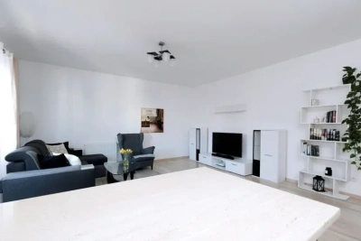 Apartament 58 m² przy metrze Trocka z balkonem i garażem - miniatura 2