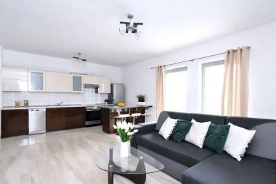 Apartament 58 m² przy metrze Trocka z balkonem i garażem - miniatura 1