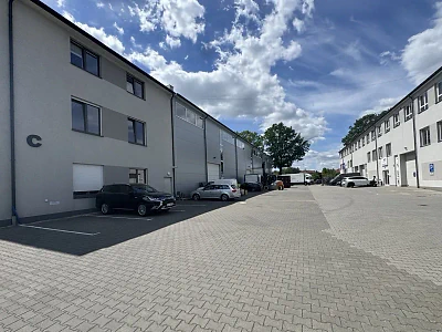 Magazyn z biurem przy Puławskiej w Warszawie, rampa i dwie bramy - miniatura 4