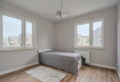 Dom szeregowy 132 m² z ogrodem na zamkniętym osiedlu, Gdańsk Ujeścisko - miniatura 5