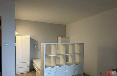 Studio 38 m² po remoncie z balkonem – Powstańców Śląskich, Warszawa - miniatura 5