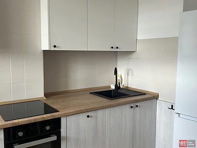 Studio 38 m² po remoncie z balkonem – Powstańców Śląskich, Warszawa - miniatura 3