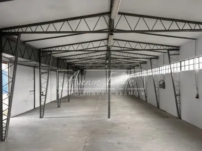 Magazyn 201 m² na Żeraniu, teren ogrodzony i parking - miniatura 1