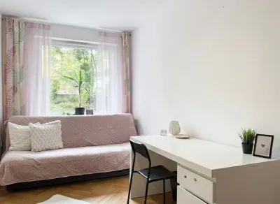 Umeblowany pokój jednoosobowy przy ul. Bobrowej 7 w Gdańsku - miniatura 1