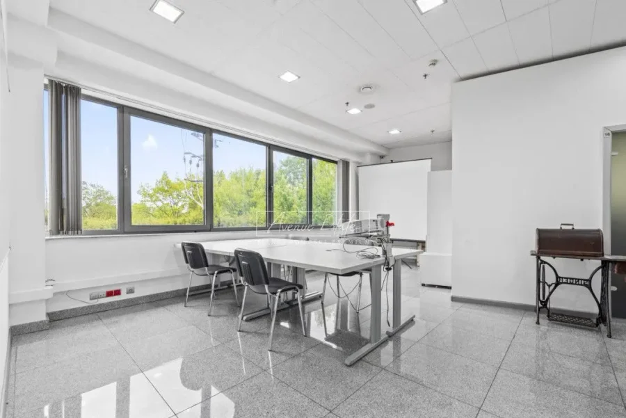 Lokal handlowy 25 m² przy Alei Krakowskiej z ochroną 24h - zdjęcie 1
