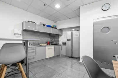 Lokal handlowy 25 m² przy Alei Krakowskiej z ochroną 24h - miniatura 4