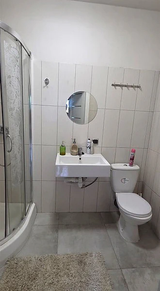 Dom na wynajem w Obórkach z dużą działką i garażem - miniatura 10