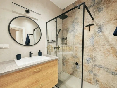 2-pokojowy apartament przy Chmielnej z tarasem, parkingiem i widokiem na PKiN - miniatura 7
