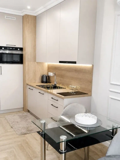 Dwupokojowy apartament z balkonem przy Chmielnej w centrum Warszawy - miniatura 4